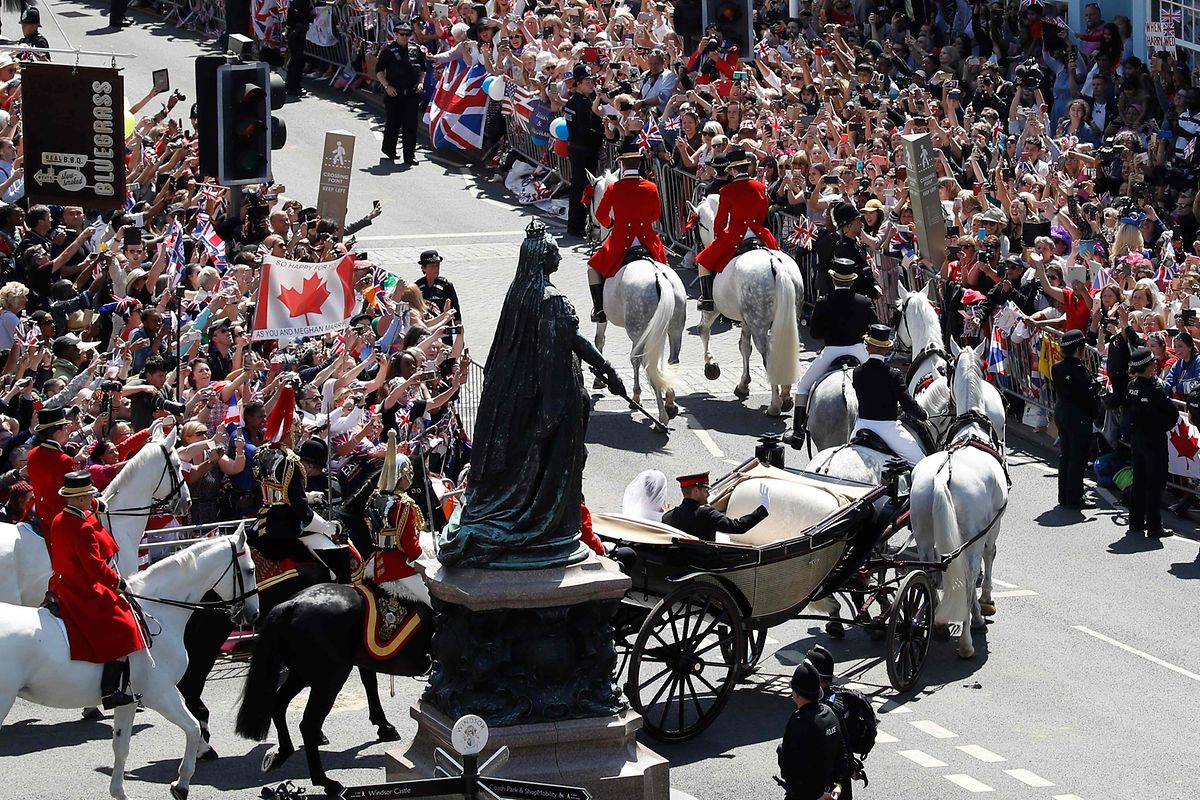 Nach der Trauung fuhr das Brautpaar in einer offenen Kutsche erst durch die Anlagen von Schloss Windsor und anschließend durch das nahe gelegene Dorf. 