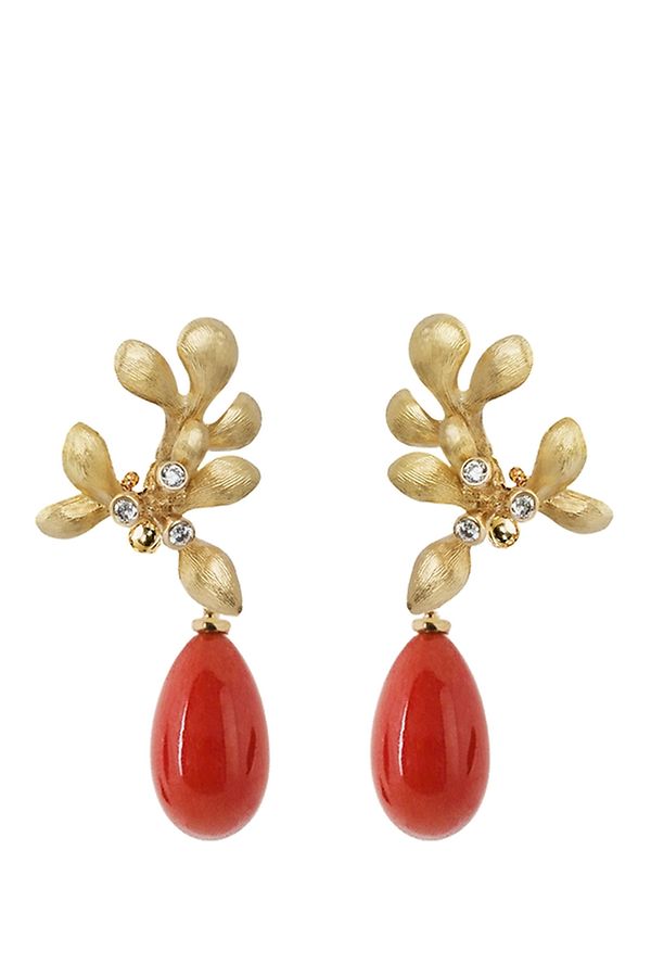 An diamantbesetzten Blättern aus Gelbgold baumelt ein Tropfen aus Koralle.