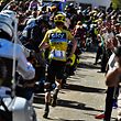 Il britannico Christopher Froome (C), nella maglia gialla del leader assoluto, corre per una bici sostitutiva dopo una caduta durante la dodicesima tappa di 178 km della 103a edizione del Tour de France il 14 luglio 2016 tra Montpellier e Chalet-Renard.  / AFP PHOTO / Jeff Pachaud