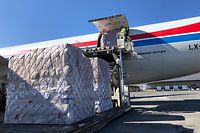 Beladung eines Cargolux Flugzeug mit Hilfsmaterial