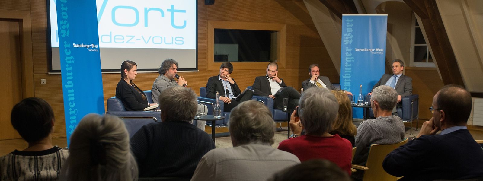 Der Bildungsminister Claude Meisch, der Abgeordnete Gast Gibéryen, der Künstler Serge Tonnar und die Politologin Léonie de Jonge tauschten sich gestern zum Thema Populismus in Luxemburg aus.