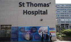 Police officers stand on duty outside St Thomas' Hospital in central London on April 7, 2020, where Britain's Prime Minister Boris Johnson is in intensive care with symptoms of the novel coronavirus COVID-19. - British Prime Minister Boris Johnson spent the night in intensive care after being admitted with a deteriorating case of coronavirus, prompting serious concerns on Tuesday about his health and the government's response to a still-escalating outbreak. (Photo by ISABEL INFANTES / AFP)