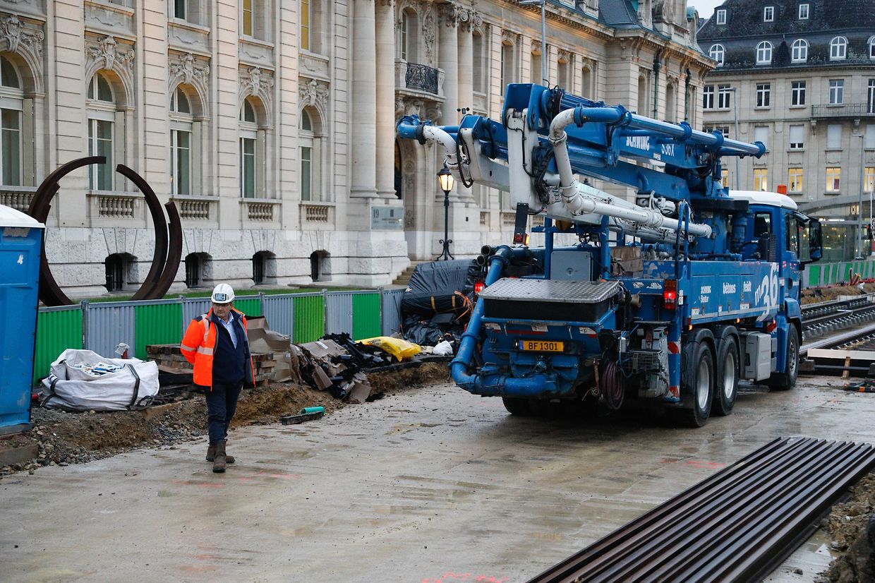 Lokales, online.fr, online.de, beim Gebäude Arcelor place des Martyrs, Legung der Schienen, Verkehr, Mobilität, Tram, öffentlicher Transport, Foto: Anouk Antony/Luxemburger Wort