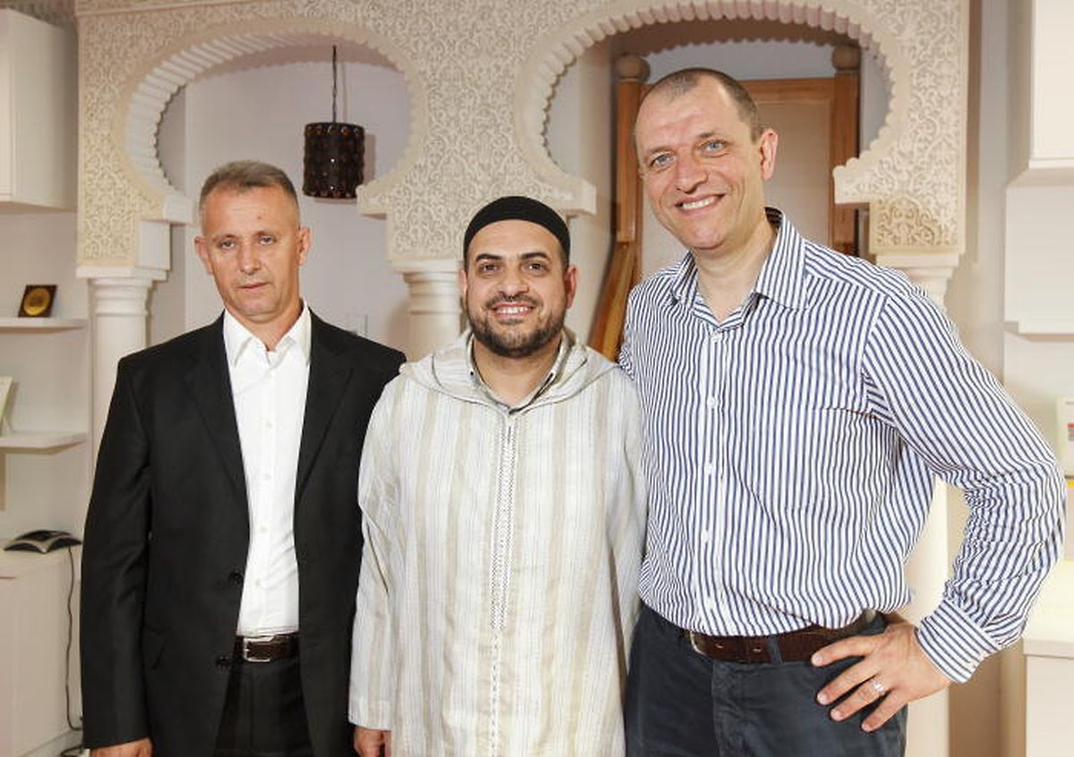 De gauche à droite : le président de la Shoura, Sabahudin Selimovic, l'imam de la mosquée de Bonnevoie "Le Juste Milieu", Messaoud Atrous, le vice-président de la Shoura, Jean Luc Karleskind, en juin 2014 
