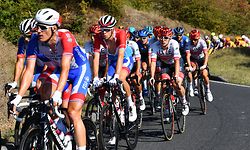 Das Fahrerfeld in der Côte de Zittig mit u.a. Kevin Geniets (L/Groupama) - Skoda Tour de Luxembourg 2020 - 1.Etappe Luxemburg/Luxemburg 133,5 Km - Foto: Serge Waldbillig