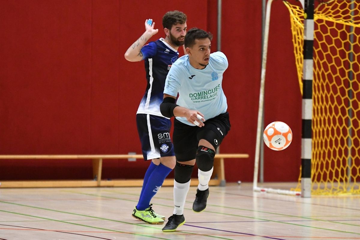 Ivo Rodrigues, le gardien de but du RAF Differdange, sort de sa cage sous le regard de Diogo Pereira (Futsal US Esch).