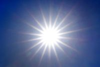 ARCHIV - 27.06.2019, Nordrhein-Westfalen, Düsseldorf: Die Sonne strahlt von einem wolkenlosen Himmel. (zu dpa: "Hitze in Deutschland - «40 Grad in Deutschland werden zur Regel» ") Foto: Martin Gerten/dpa +++ dpa-Bildfunk +++