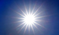 ARCHIV - 27.06.2019, Nordrhein-Westfalen, Düsseldorf: Die Sonne strahlt von einem wolkenlosen Himmel. (zu dpa: "Hitze in Deutschland - «40 Grad in Deutschland werden zur Regel» ") Foto: Martin Gerten/dpa +++ dpa-Bildfunk +++