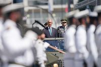 O Presidente da República Marcelo Rebelo de Sousa (C) passa revista às tropas em parada nas  comemorações oficiais do Dia de Portugal, de Camões e das Comunidades Portuguesas, em Braga, 10 Junho 2022.