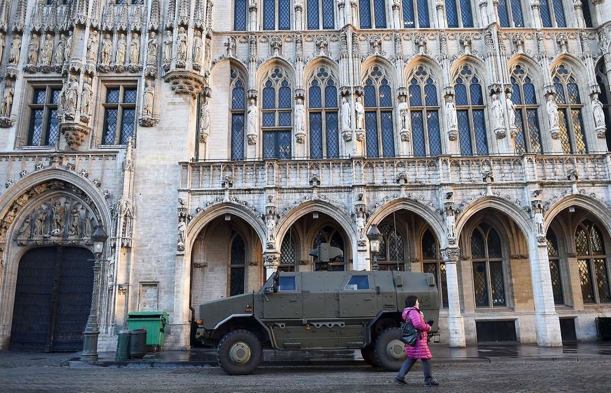 Auf der Grand Place in Brüssel müssen sich Passanten an den Anblick von Militärfahrzeugen gewöhnen.