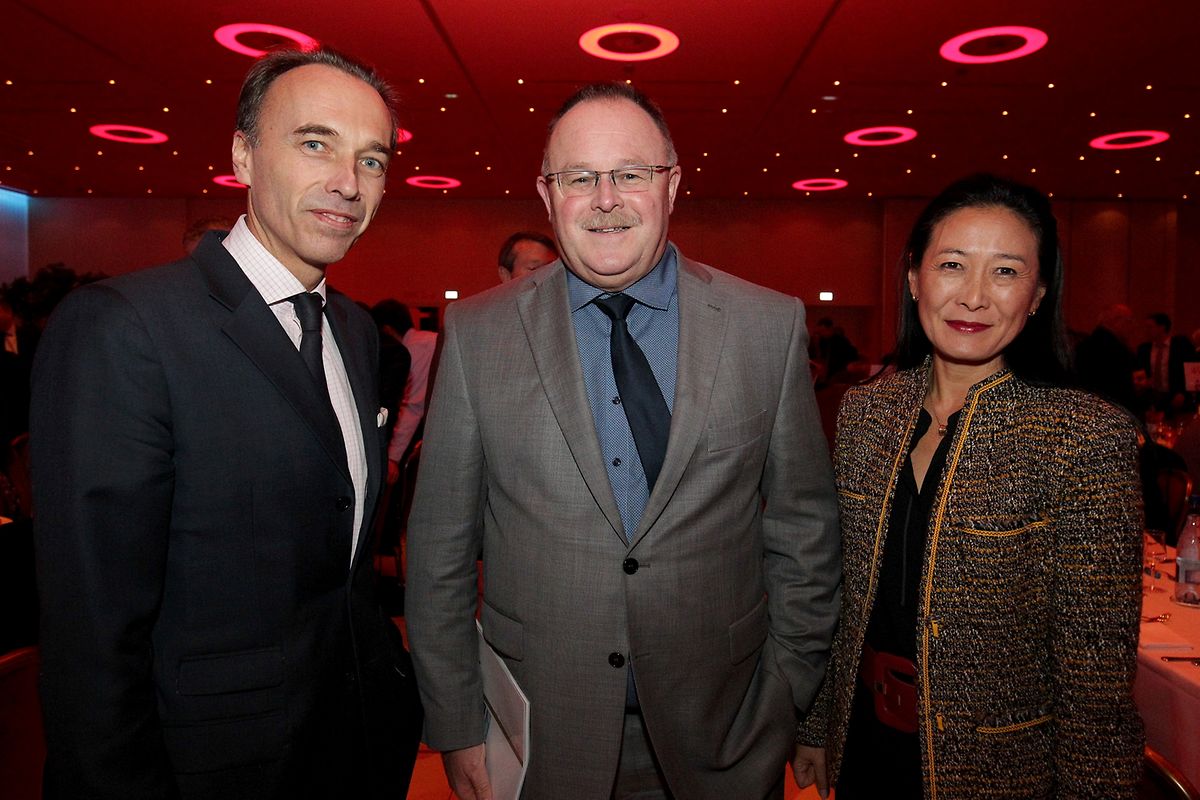 Sportminister Romain Schneider (M.), Hugues Delcourt (Bil) und dessen Ehefrau schien die Veranstaltung zu gefallen.