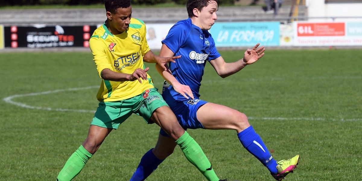 Jelsen Monteiro Teixeira (FC Schifflange, en jaune) est plus prompt sur le ballon que Pierre Baldisseri (FC Münsbach)