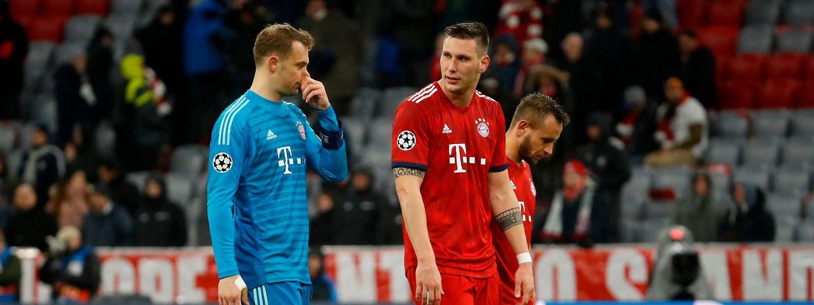 Enttäuschung in den Gesichtern von Manuel Neuer (r.), Niclas Süle und Co.