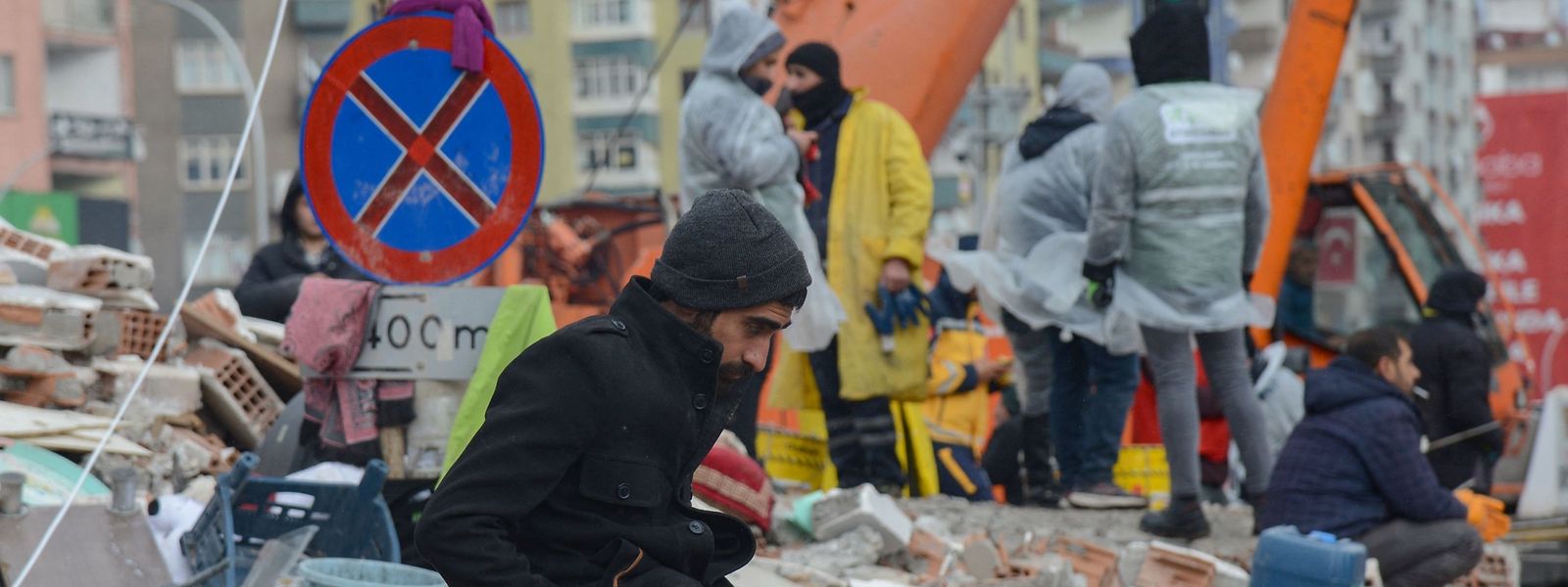 Am Tag nach dem Erdbeben der Stärke 7,8 im Südosten der Türkei sowie in Syrien suchen Rettungskräfte in Diyarbakir nach Opfern und Überlebenden in den Trümmern von Gebäuden.