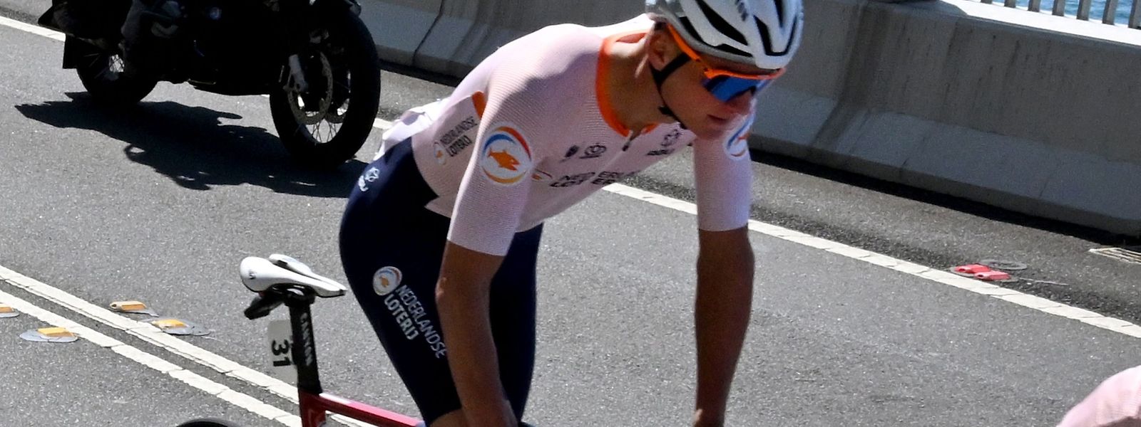 Der Niederländer Mathieu van der Poel gab das Straßenrennen um den WM-Titel nach einer chaotischen Nacht völlig übermüdet nach 30 gefahrenen Kilometern auf.
