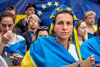 23.06.2022, Belgien, Brüssel: Ukrainer halten eine Kundgebung vor dem Sitz des Europäischen Rates ab. Die Demonstranten fordern der der Ukraine den Beitritt zur EU zu gewähren. Die Staats- und Regierungschefs der Europäischen Union diskutieren bei ihrem Gipfel in Brüssel auch über den EU-Beitrittsantrag der Ukraine. Foto: Wiktor Dabkowski/ZUMA Press Wire/dpa +++ dpa-Bildfunk +++
