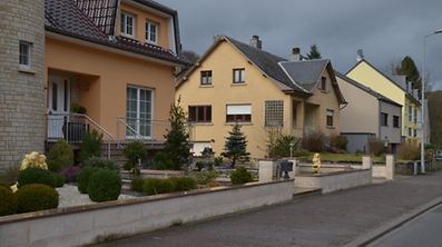 Das Haus vorne im Bild gehört zur Gemeinde Fels, das dahinter zur Äerenzdallgemeng. 