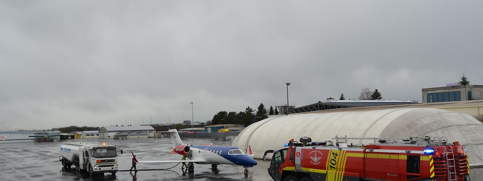 Ein Bombardier-Learjet 45XR der Air Rescue wird auf Findel betankt. Seine Reichweite beträgt je nach Wind rund 3000 Kilometer. Bis in die westafrikanischen Ebolagebiete sind es 5400 Kilometer.