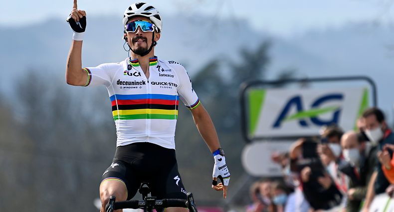 21.04.2021, Belgien, Huy: Radsport: UCI WorldTour - Fleche Wallonne , (193,60 km), Männer, Eintagesrennen: Julian Alaphilippe aus Frankreich von Deceuninck - Quick Step feiert beim Überqueren der Ziellinie. Foto: Eric Lalmand/BELGA/dpa +++ dpa-Bildfunk +++