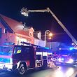 Die Feuerwehr musste die Kaminverkleidung abtragen.