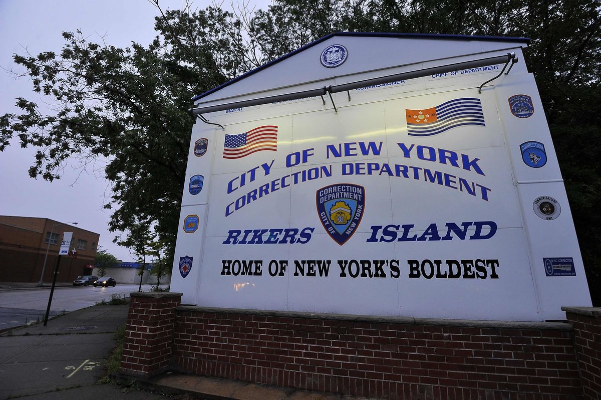 Der Eingang des Gefängniskomplexes auf Rikers Island. 