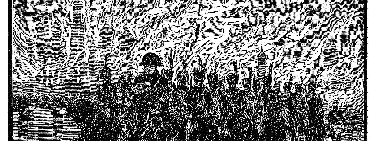 Ein Holzschnitt zeigt Napoleon an der Spitze seiner Grande Armée. Im Hintergrund ist das brennende Moskau zu sehen, das nach der Eroberung im September 1812 von russischen Saboteuren in Brand gesteckt wurde.