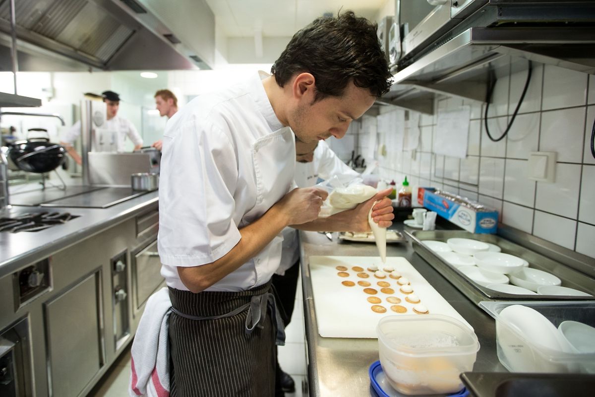 Michele Tenzone prépare ses Crackers de pois chiches, baccala montecato olive, mayonnaise de cabillaud.