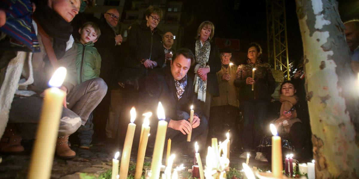 Zur spontanen Solidaritätsversammlung am Sonntagabend sollen nach ersten Angaben mehrere Hundert Menschen zusammengekommen sein. 