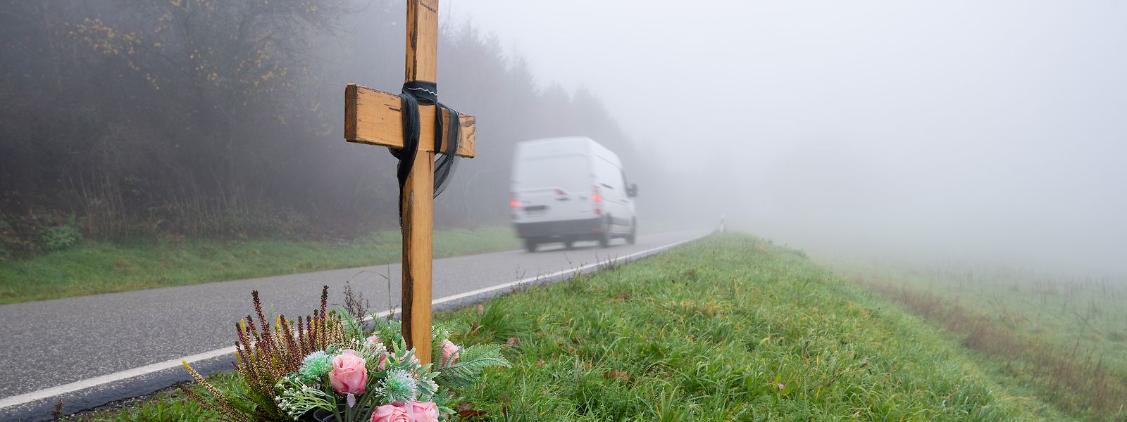 Une croix en bois commémorative a été érigée sur le lieu du crime, sur la K22 près de Kusel, où deux policiers ont été tués en service fin janvier 2022.