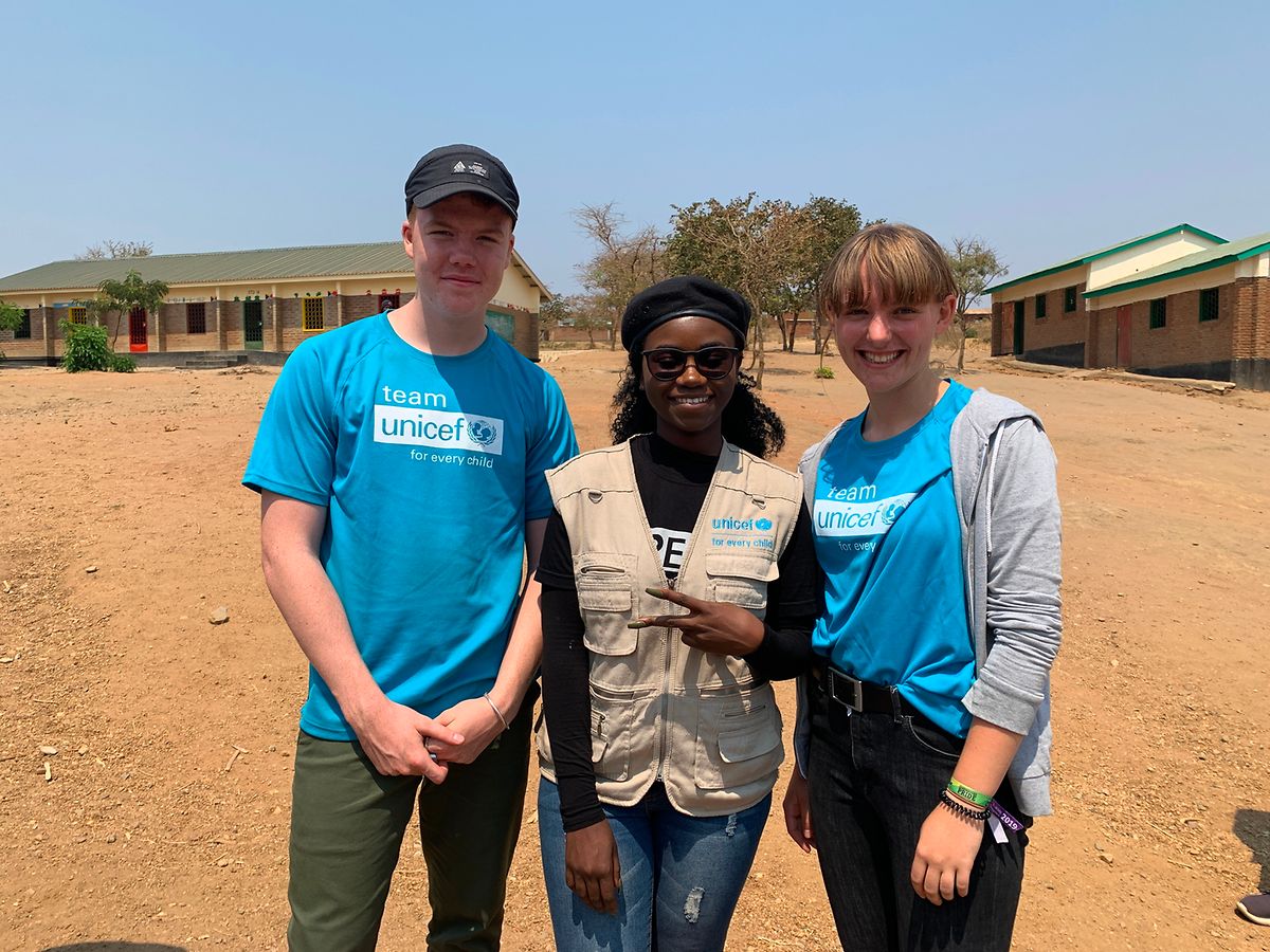 Jugendbotschafter Alec und Liana mit der bekannten malawischen Sängerin King Sangie, die die beiden Luxemburger als Unicef Youth Goodwill Ambassador begleitet hat.