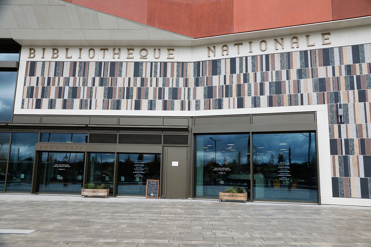 The paving on the forecourt and the foyer is the same, inviting you to walk in