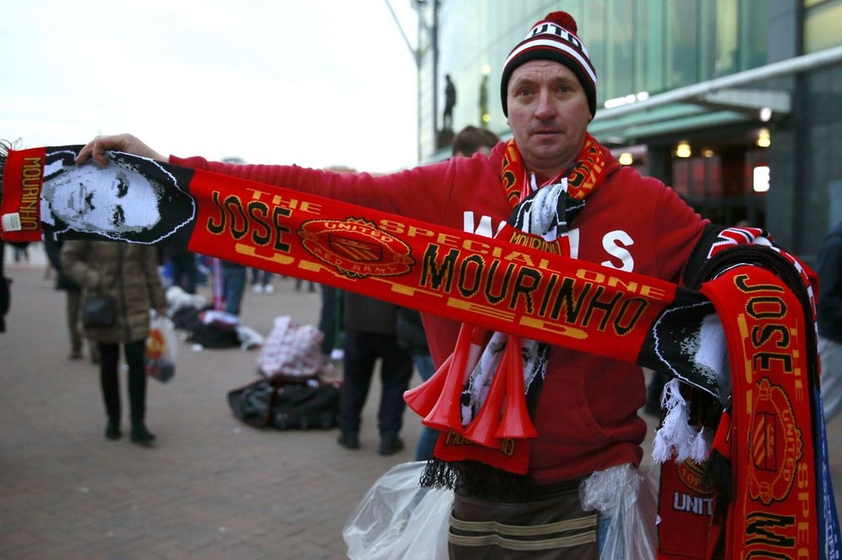 Já há cachecóis de José Mourinho em Manchester