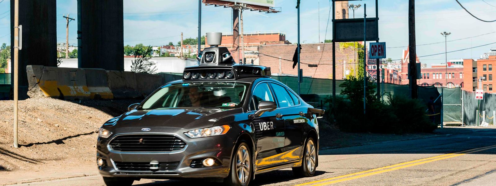 Uber ist eines von mehreren Dutzend Unternehmen, die eigene Systeme für autonom fahrende Autos entwickeln und auf öffentlichen Straßen in den USA testen.