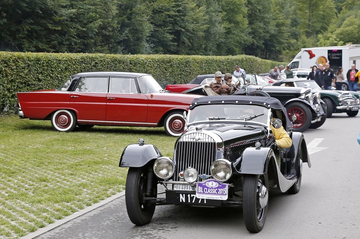 Fachsimpeln über die Autokostbarkeiten: Die Oldtimer-Tour zeigt nicht nur Raritäten, sondern ist auch der Anlaufpunkt für die Experten. 