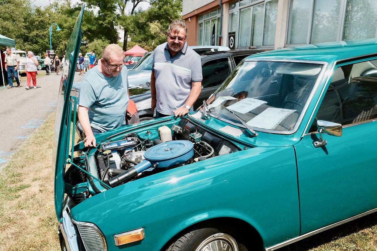 Schau mir unter die Haube Kleiner. Ein Mazda 1600 Baujahr 1975.