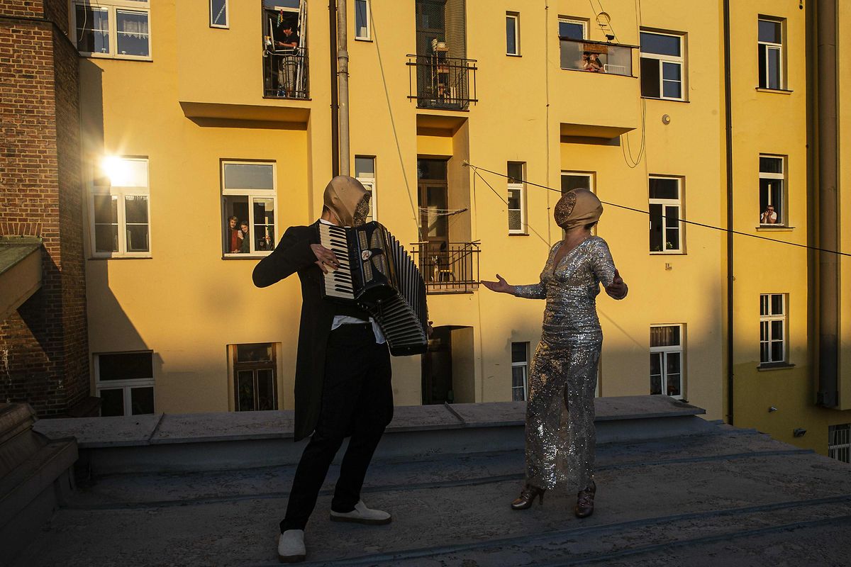 Deux musiciens sur les toits de Prague.