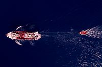 ARCHIV - 27.08.2019, ---: Das Rettungsschiff «Eleonore» fährt mit rund 100 Migranten an Bord auf dem Mittelmeer. Die «Eleonore» hat die Migranten am 26.08.2019 vor der libyschen Küste aufgenommen. (Luftaufnahme mit einer Drohne, zu dpa « Seehofer hofft auf Kompromiss zur Rettung von Bootsflüchtlingen») Foto: Johannes Filous/dpa +++ dpa-Bildfunk +++