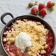 Herrlicher Genuss im Frühling:ein Crumble mit Erdbeeren und Rhabarber.