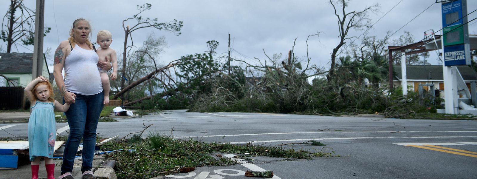 In Panama City hat der Sturm Bäume entwurzelt, ganze Viertel stehen unter Wasser.