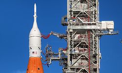 26.10.2022, USA, Merrit Island: Die «Orion»-Kapsel an Bord von Artemis I, dem Mondraketen-System der NASA, steht auf der Startrampe 39-B des Kennedy Space Center in Florida, nachdem der zweite Startversuch am Samstag abgebrochen wurde. (zu dpa «Nasa-Mission «Artemis 1» erstmals nah am Mond vorbeigeflogen») Foto: Joe Burbank/Orlando Sentinel via ZUMA Press/dpa +++ dpa-Bildfunk +++