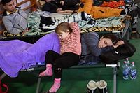 Famílias ucranianas num abrigo temporário numa escola primária na Hungria, em Tiszabecs, a 28 de fevereiro de 2022.