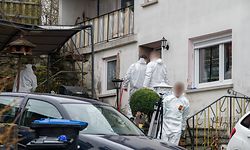 Beamte der Spurensicherung sind mit Untersuchungen in und um das Haus beschäftigt, in dem am Morgen zwei Tote gefunden wurden.
