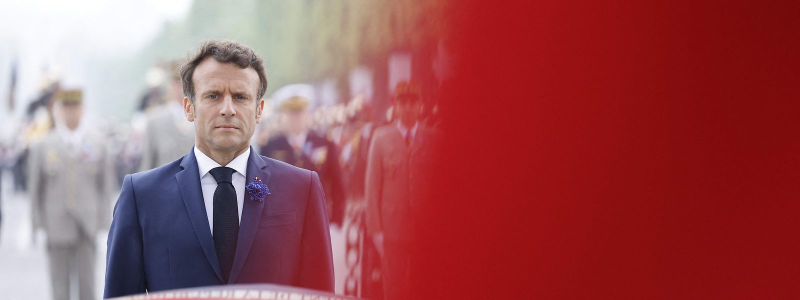 Emmanuel Macron legte am Gedenktag zum Ende des Zweiten Weltkriegs am Grab des unbekannten Soldaten beim Arc de Triomphe ein Blumengebinde nieder.