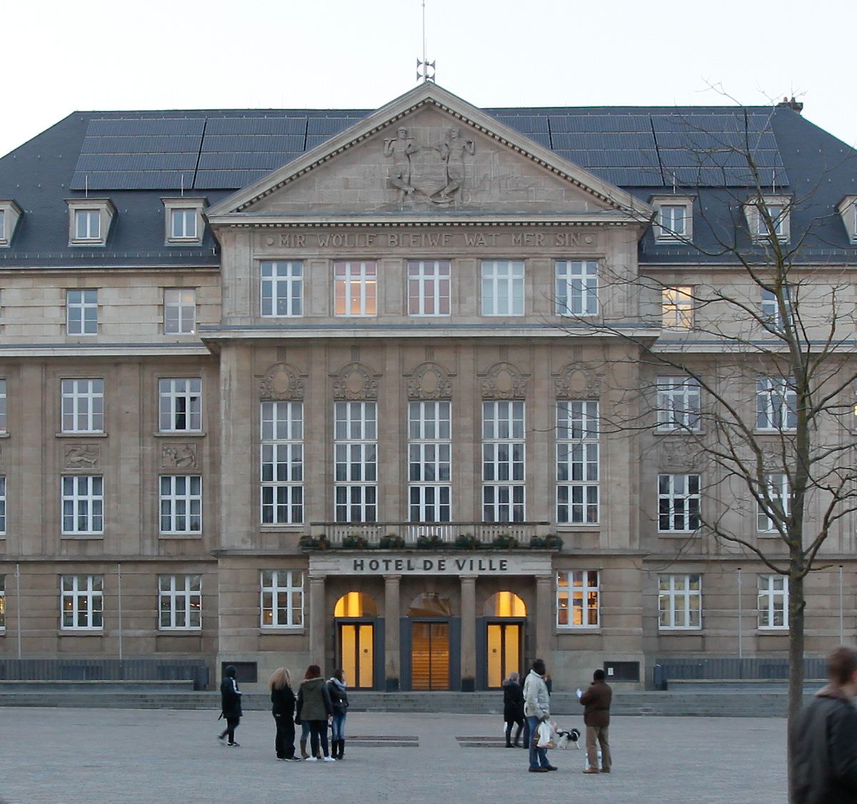 So weit wie möglich wurde das Personal der verschiedenen Dienste im Escher Rathaus  auf zwei Gruppen aufgeteilt, von denen eine vor Ort, die andere von zu Hause aus operiert.