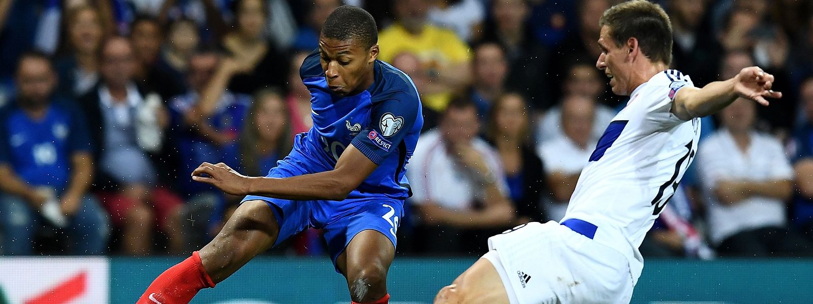 Kylian Mbappé (l.) und die Franzosen müssen sich 2017 gegen Luxemburg um Mathias Jänisch mit einem Punkt begnügen.