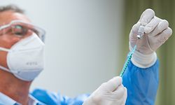 ARCHIV - 27.12.2020, Nordrhein-Westfalen, Emsdetten: Der Infektiologe Burkhard Frase zieht die erste Spritze im St. Josef-Stift in Emsdetten mit dem Impfstoff auf. Dort wurden am 27. Dezember mehr als 90 Bewohner geimpft. (zu dpa: «Vier-Wochen-Impfbilanz: Impfungen in 2000 Heimen - 300 stehen noch aus») Foto: Guido Kirchner/dpa +++ dpa-Bildfunk +++