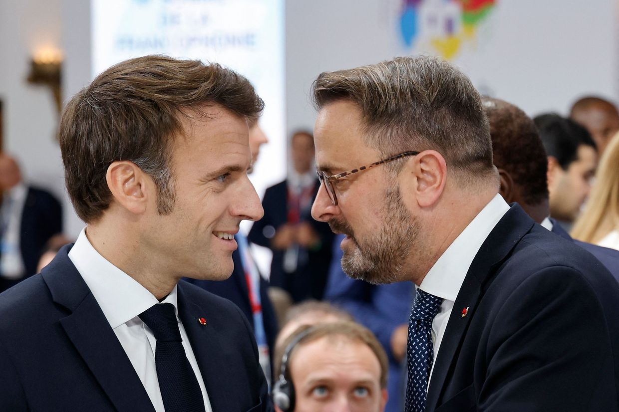 Le président français Emmanuel Macron s'entretient avec le Premier ministre luxembourgeois Xavier Bettel.