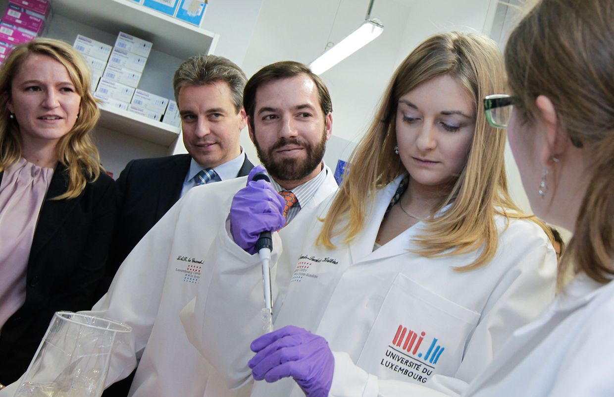 Die Biomedizin ist einer jener Bereiche, den die Politik stark fördert. Da ist es als Erbgroßherzogin nicht schlecht, sich vor Ort in Belval beim Luxembourg Centre for Systems Biomedecine einen Überblick zu verschaffen.