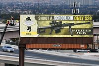 Eine Künstlergruppe in Las Vegas veränderte ein Werbeplakat, um gegen Waffengewalt zu protestieren. 
