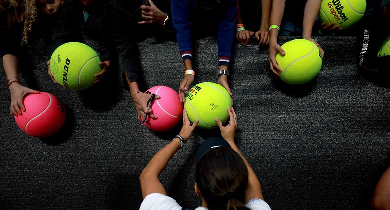 US' Jessica Pegula signs autographs to fans after defeating Belarus' Victoria Azarenka 7-6, 6-1 in their WTA 2022 Guadalajara Open tennis tournament women's singles semifinal match in Zapopan, Jalisco State, Mexico, on October 22, 2022. (Photo by Ulises RUIZ / AFP)